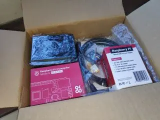 Raspberry Pi 4 B with starter kit: Unboxing